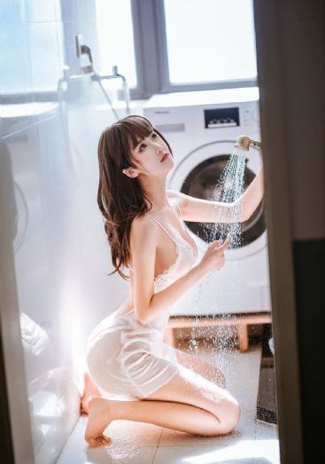 保姆三
